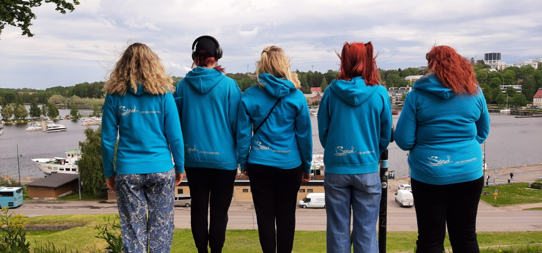 Nuoria kuvattu selkä kameraan päin