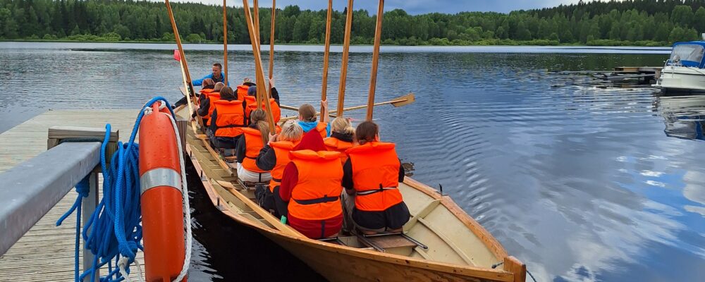 Kuvassa nuoria kirkkoveneessä