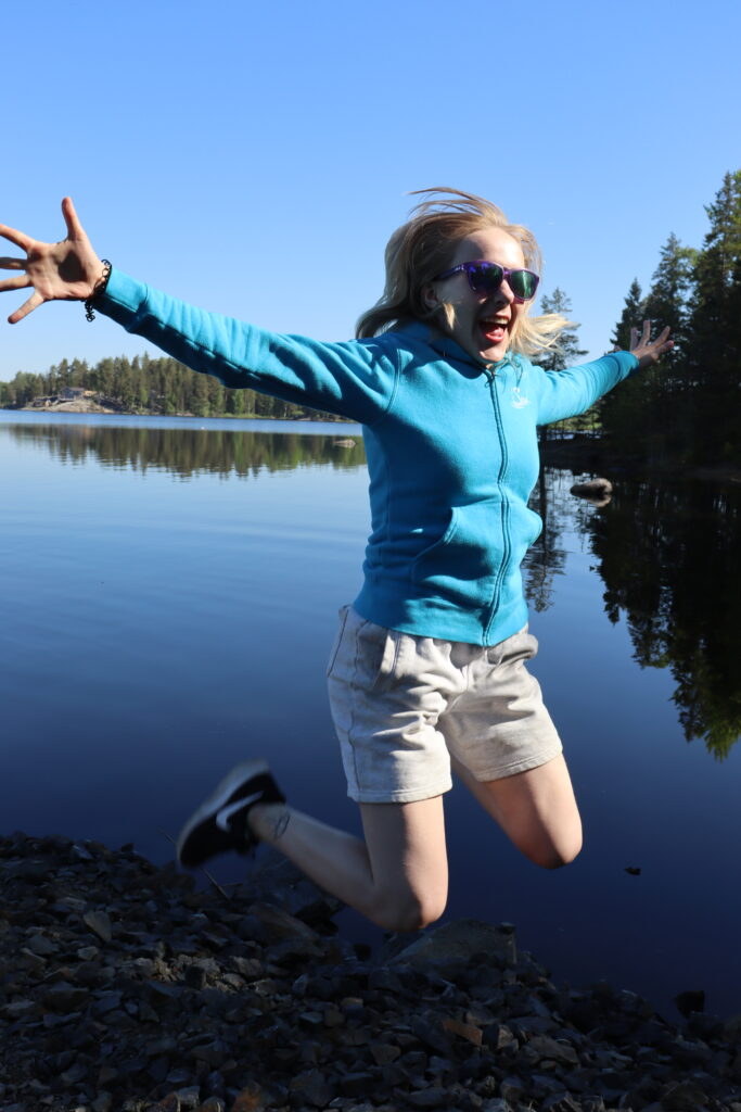 Nuoria hypänneenä ilmaan iloisella ilmeellä