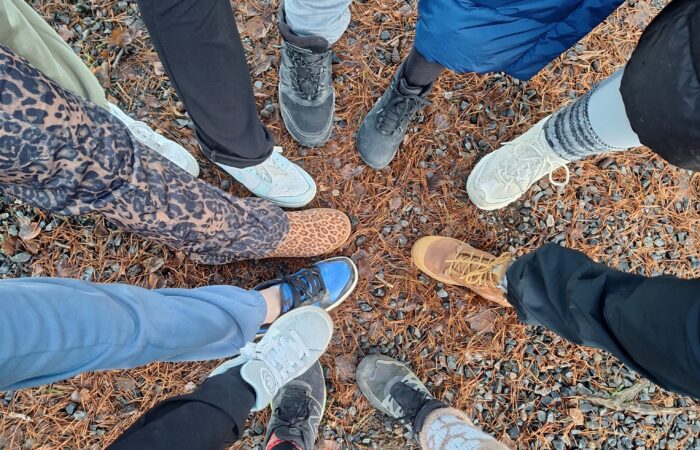 Leiriläisten jalat ympyrämuodostelmassa, kuva otettu ylhäältä.